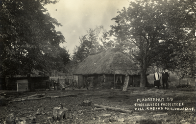 15221 Gezicht op een plaggenhut met erf en loofbomen tegenover theehuis de Paddenstoel te Hollandsche Rading (gemeente ...